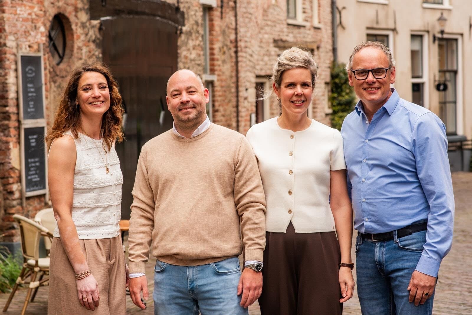 De vier bestuursleden van Stichting Curae Deventer in de binnenstad